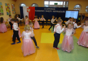 Grupa dzieci tańczy poloneza.